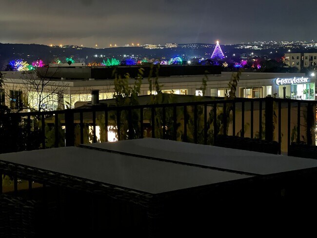 Building Photo - Luxury 1 Bed, 1.5 Bath Loft with Spectacular Downtown City Views