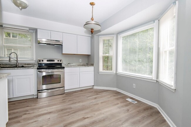 Building Photo - Spacious and conveniently located 3-bedroom, 2.5-bath duplex in Southwest Raleigh!