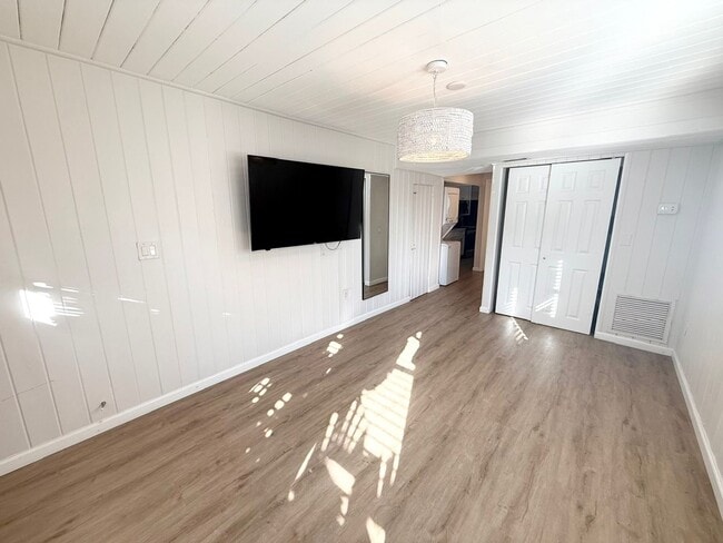 Building Photo - Charming Beachside Rental!