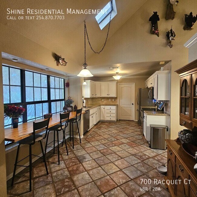 Building Photo - 700 Racquet Ct