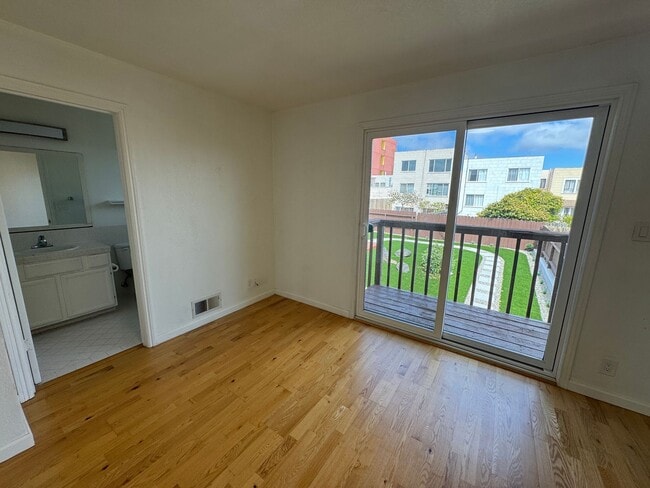 Building Photo - Bright 2BR/2BA Condo in Prime Richmond Dis...