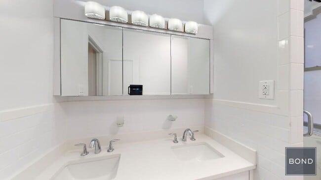 Building Photo - 200 W 58th St