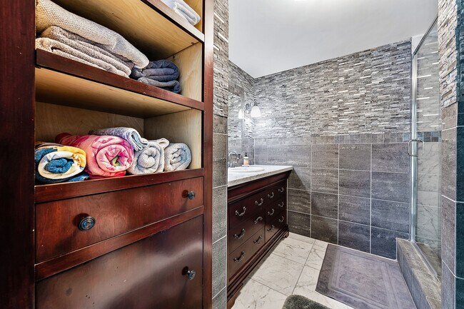 Building Photo - 250 Bradley Pl