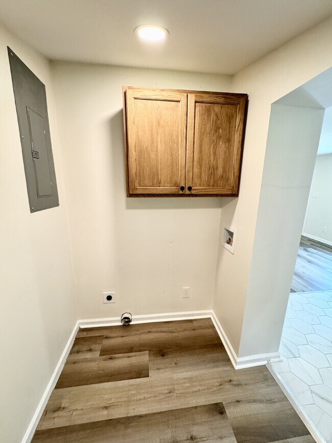 Building Photo - 2 bedroom, 1 bathroom in Seneca