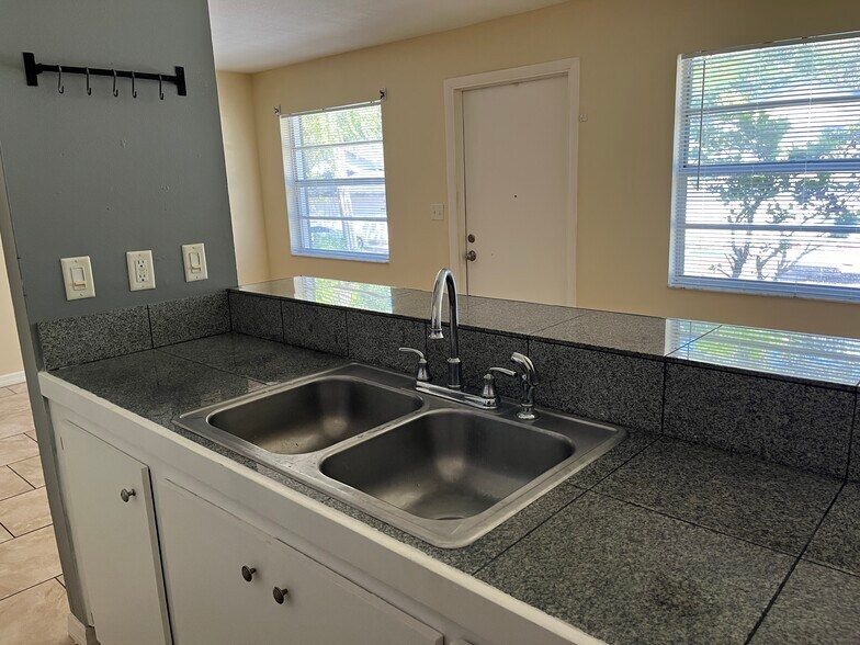 Building Photo - 715 Angelina Ln