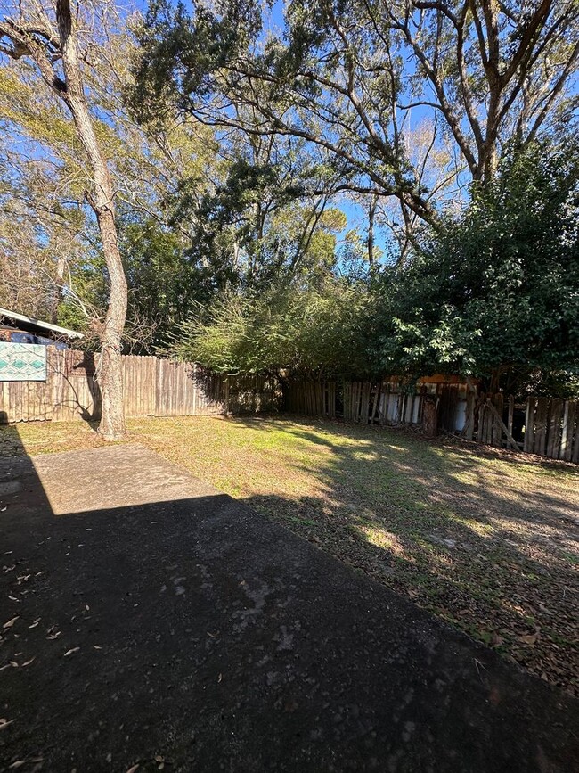 Building Photo - 2 Bedroom 1 Bath Duplex Just off Mission Rd.