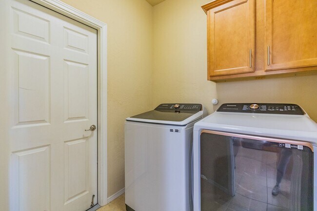 Building Photo - 3 Bed 2 Bath Fully Furnished Home - Pet Fr...