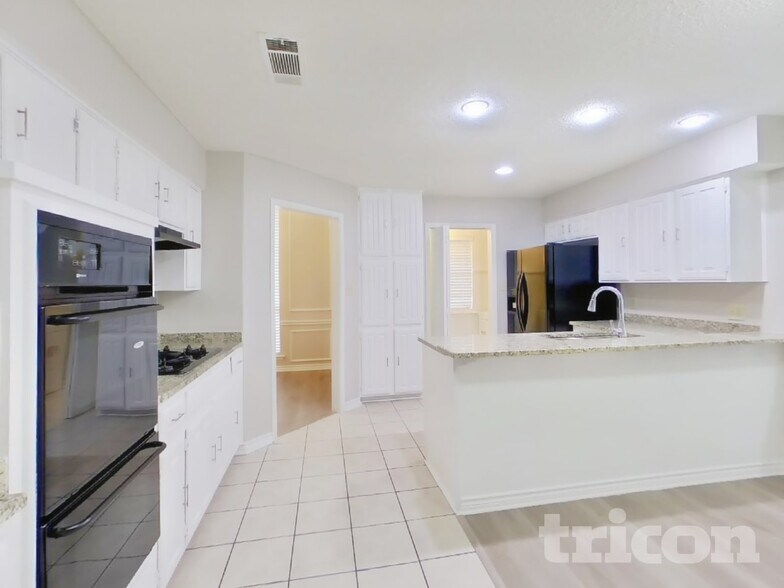 Building Photo - 528 Renee Ln