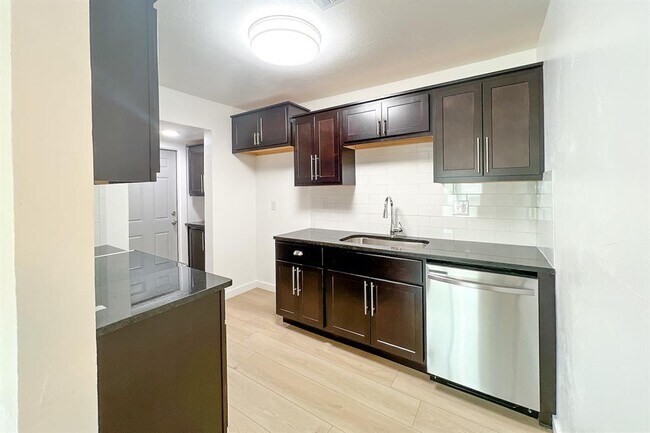 Building Photo - 909 SW 48th St