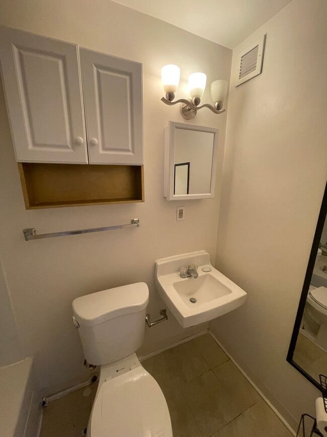 Building Photo - A one bedroom, one bath apartment located on the 5th floor of The Cairo in the heart of DuPont Ci...