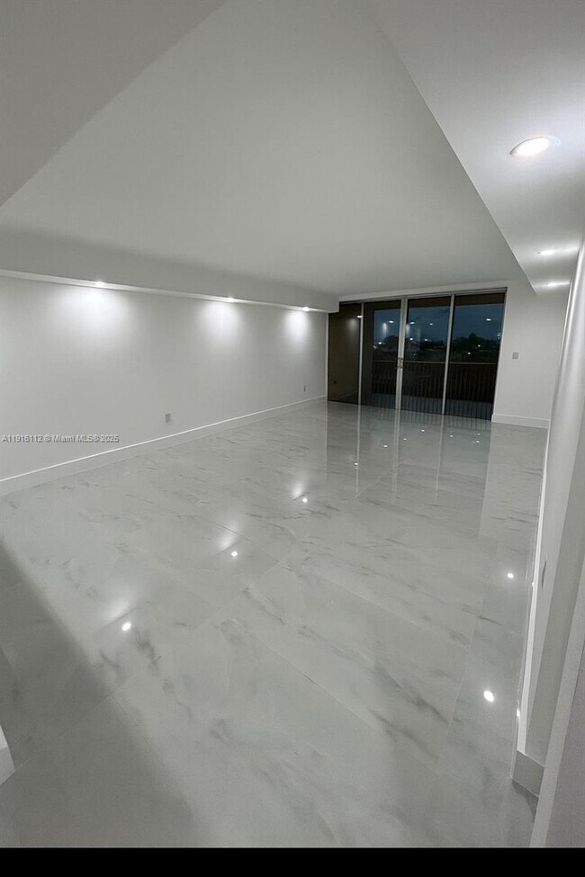 Primary Photo - 1750 NE 191st St