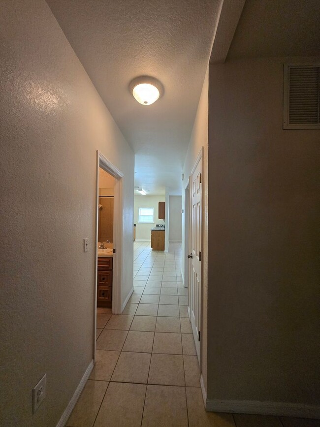Building Photo - 2/2 ( Eagle Trace) Charming, updated townh...
