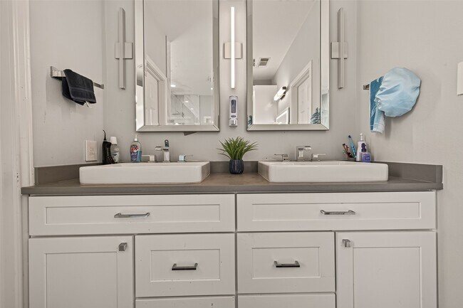 Building Photo - 6514 Kings Summit Dr
