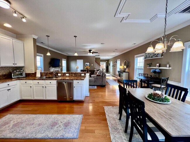 Building Photo - Charming Home Near Town Center VB with Lar...