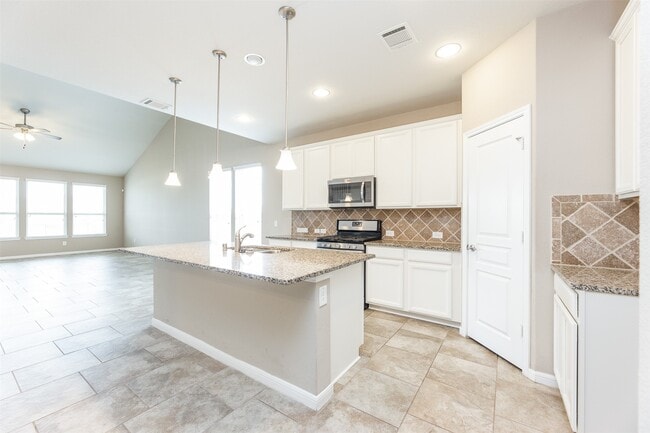 Building Photo - 5302 Silver Ledge Dr