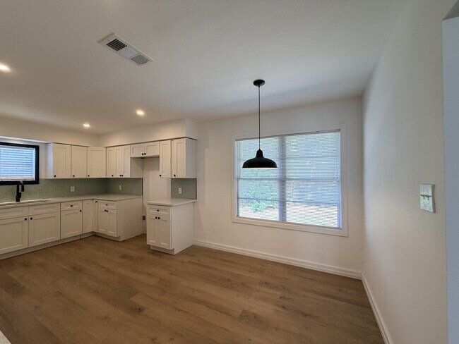 Building Photo - 914 Belmeade Dr