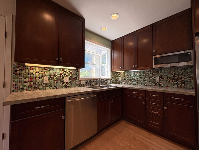 Building Photo - Beautiful 4BD/2BA Menlo Park Home with Lar...
