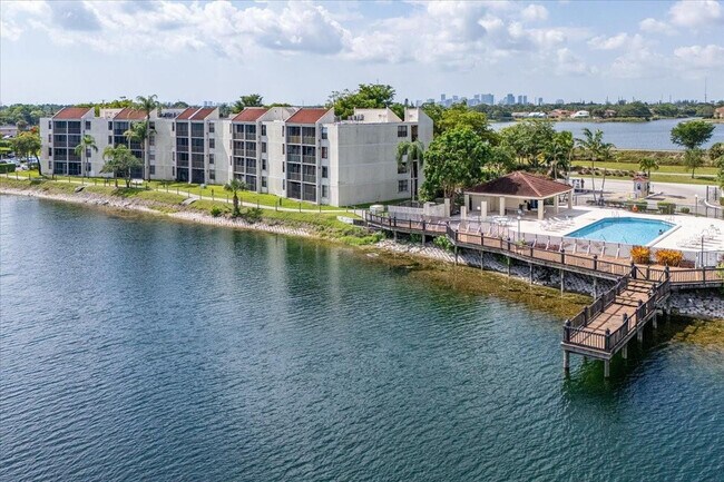 Building Photo - 113 Lake Emerald Dr