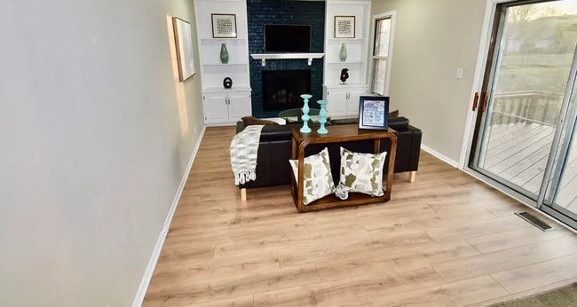 Building Photo - 651 White Ct