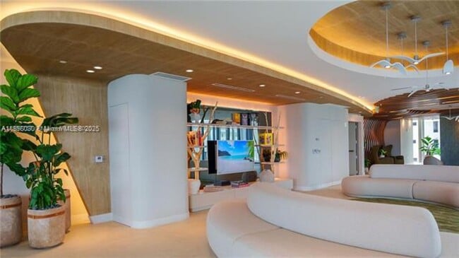 Building Photo - 700 NE 24th St