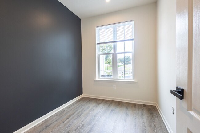 Building Photo - Stunning 3 BR/2 Full BA & 2 Half BA Townho...