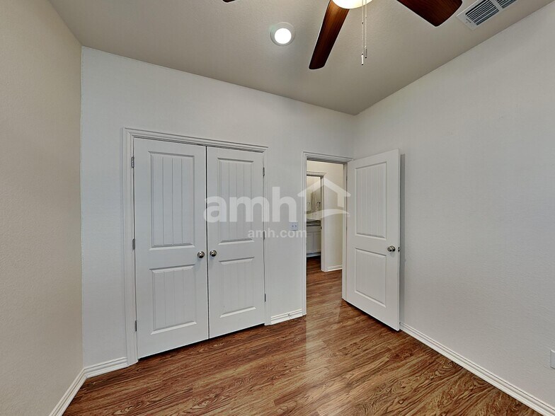 Building Photo - 421 Pebble Bend