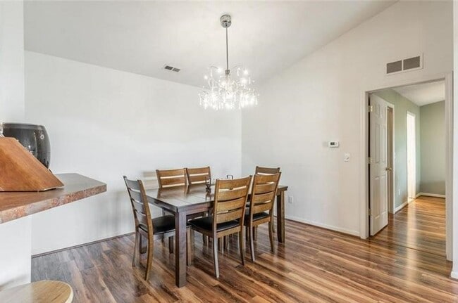 Building Photo - GORGEOUS COMMERCE TOWNSHIP 2 BED/2 BATH MO...