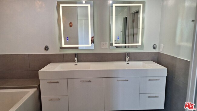 Building Photo - 4751 La Villa Marina