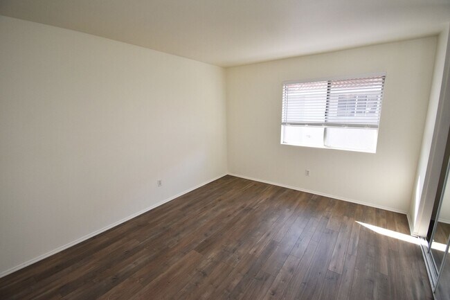 Building Photo - Gorgeous 2 Bedroom Condo