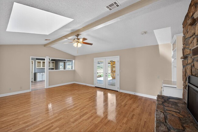 Building Photo - 1910 W 4th St S