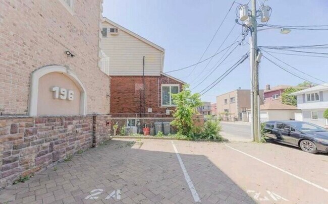Building Photo - 196 Cedar St
