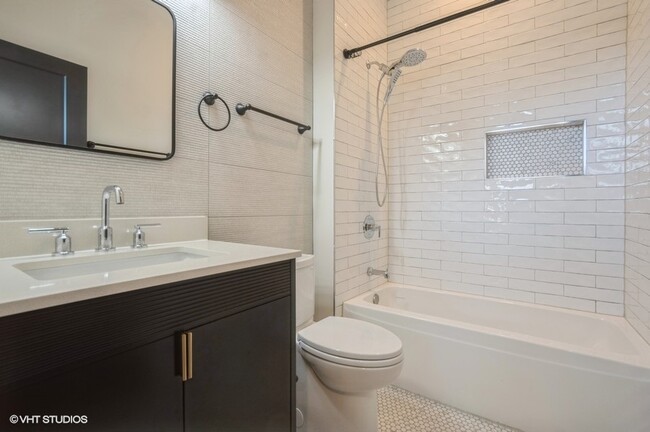 Building Photo - 456 E Oakwood Blvd Unit 2