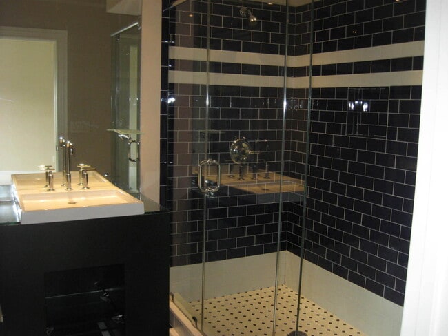 Building Photo - 4 Story Townhome in Greensboro NC