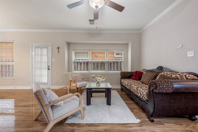 Building Photo - 7138 Sun Village Dr