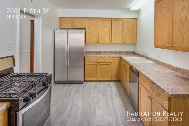 Building Photo - 2001 E 6th St