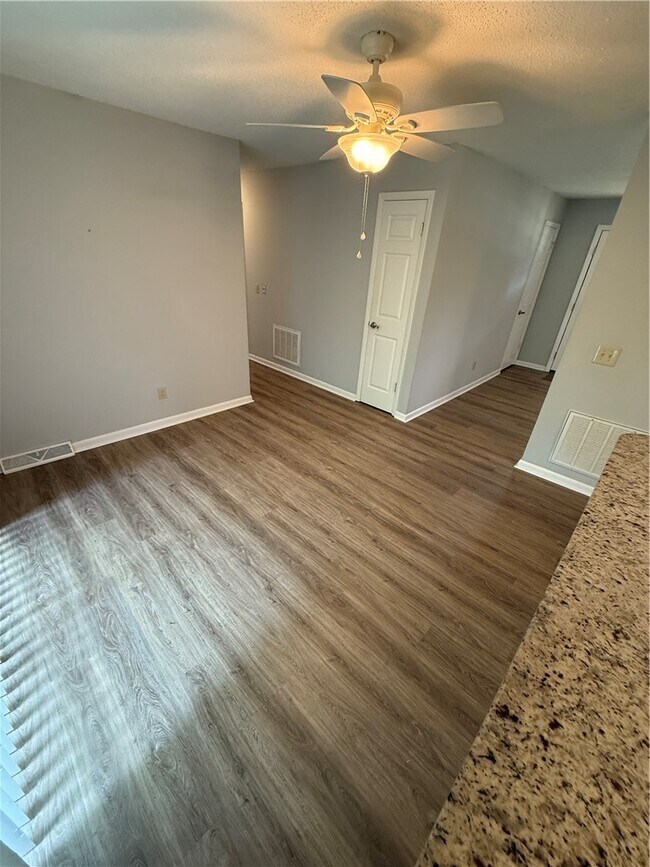 Building Photo - 112 Lynwood Dr