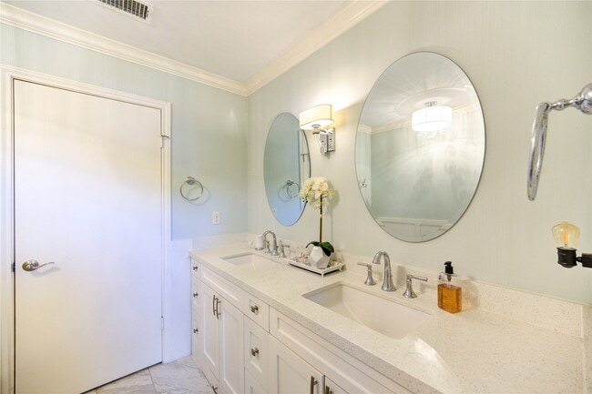 Building Photo - 22526 Cove Hollow Dr