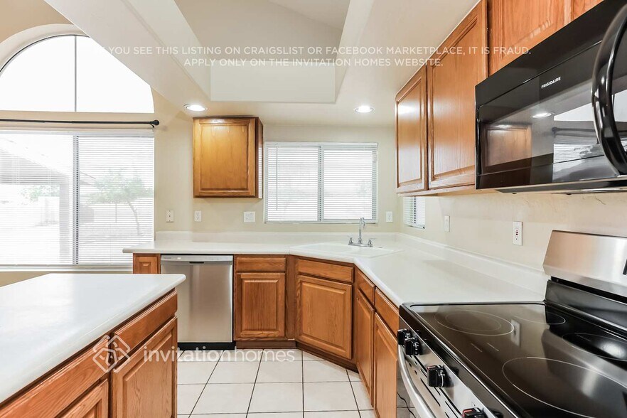 Building Photo - 10901 Hayward Ave