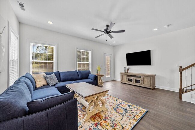 Building Photo - Salisbury Townhome w/ Garage