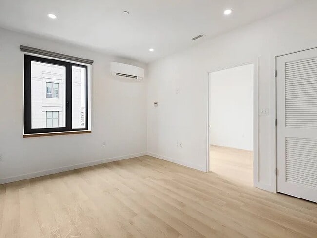 Building Photo - 87 Oxford St