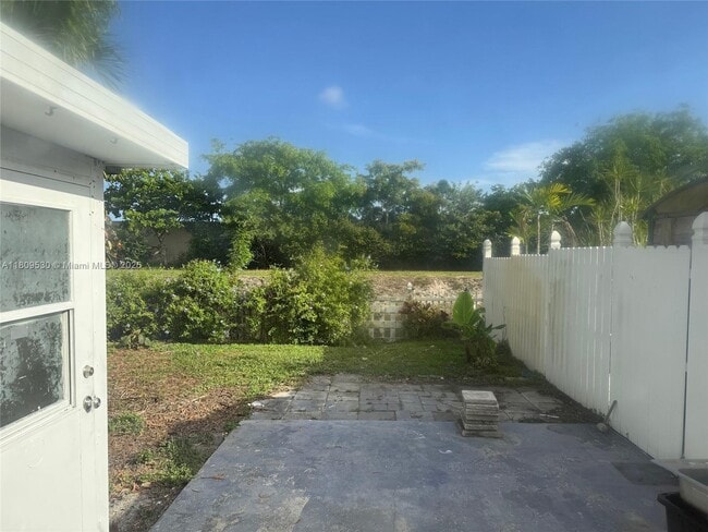 Building Photo - 1420 SW 28th Ave