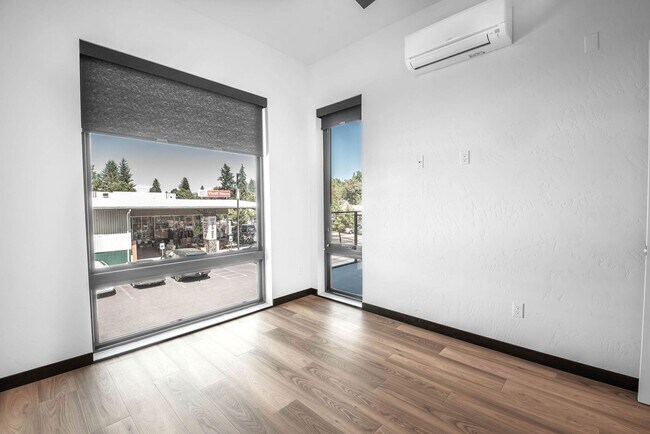 Building Photo - Modern Midtown Living | 2 Bed, 2 Bath Near...