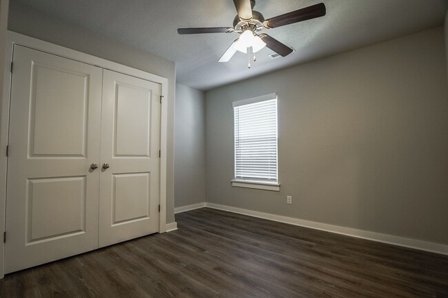 Building Photo - 4 Bedroom 3.5 bath home in Fayetteville!