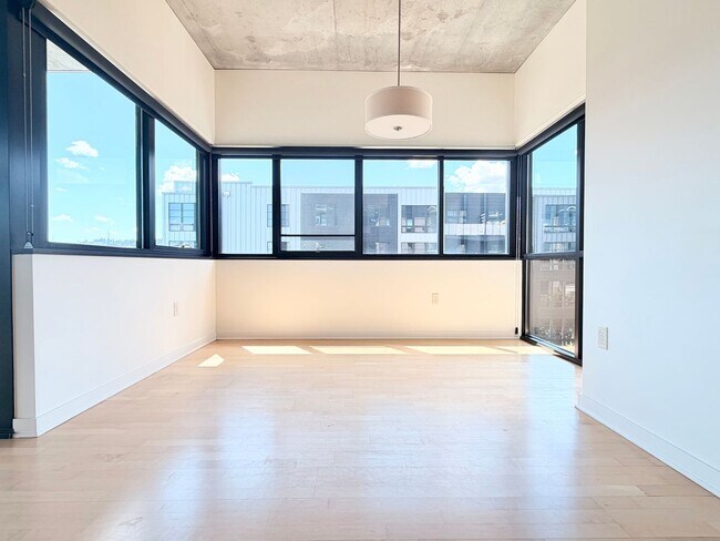Building Photo - 1830 NW Riverscape St