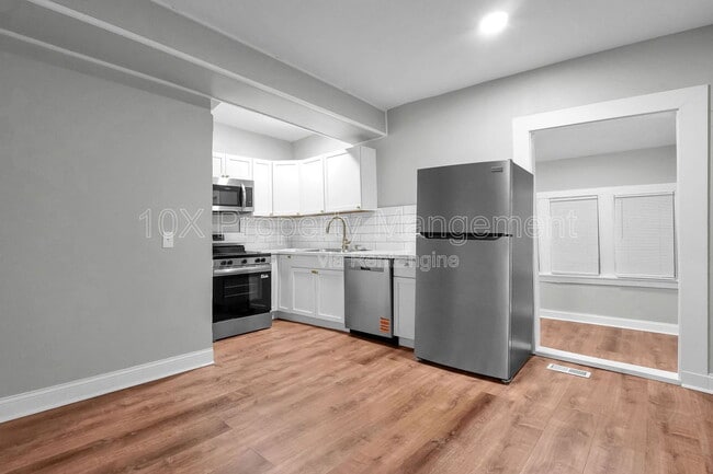 Building Photo - 556 E Whittier St