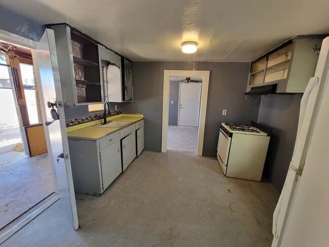 Building Photo - 461 W Thurber Rd