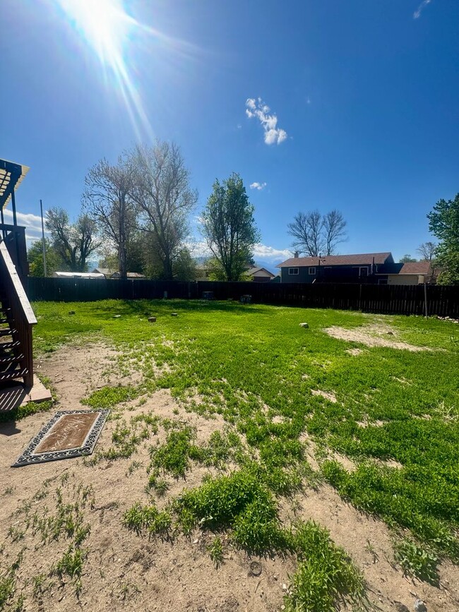 Building Photo - 4 Bedroom Split-Level in Widefield
