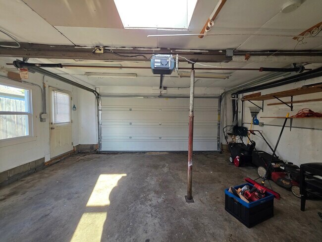 Building Photo - 36752 N Wildwood Dr