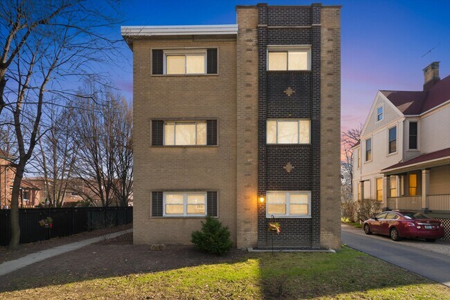 Building Photo - 1331 W Chase Ave