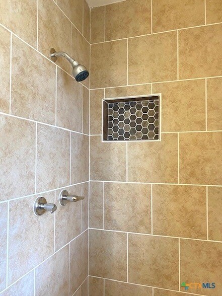 Building Photo - 1616 Lonesome